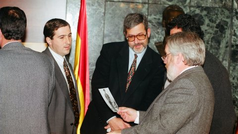 El governador civil de Barcelona, Jaume Casanovas, anuncia la detenció d'Andreu Rababán com a presumpte autor (després confès) dels descarrilaments provocats de tres trens a la línia del Maresme i de l'assassinat del seu pare, Marcial Rabadán Yepes. Barcelona. 7 de febrer de 1994