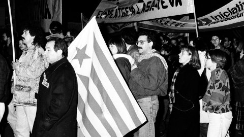 Manifestació contra la imposició de peatge en la prolongació de l'autovia entre Mataró i Palafolls i contra la conversió del projecte d'autovia en autopista decidida per l'Estat. Mataró. Desembre de 1990