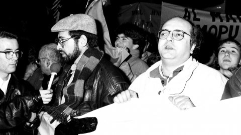 Manifestació contra la imposició de peatge en la prolongació de l'autovia entre Mataró i Palafolls i contra la conversió del projecte d'autovia en autopista decidida per l'Estat. El regidor d'ICV de Mataró, Salvador Milà, fent declaracions. Mataró. Desembre de 1990