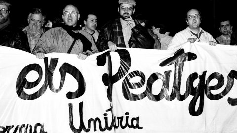 Manifestació contra la imposició de peatge en la prolongació de l'autovia entre Mataró i Palafolls i contra la conversió del projecte d'autovia en autopista decidida per l'Estat. Pep Manté, Pep Riera, Agàpit Borràs i Salvador Milà, a primera línia de la pancarta. Mataró. Desembre de 1990