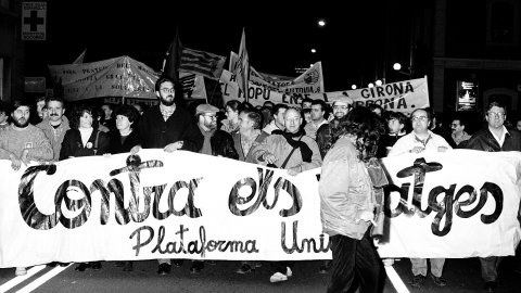 Manifestació contra la imposició de peatge en la prolongació de l'autovia entre Mataró i Palafolls i contra la conversió del projecte d'autovia en autopista decidida per l'Estat. Mataró. Desembre de 1990