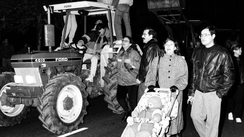 Manifestació contra la imposició de peatge en la prolongació de l'autovia entre Mataró i Palafolls i contra la conversió del projecte d'autovia en autopista decidida per l'Estat. Mataró. Desembre de 1990