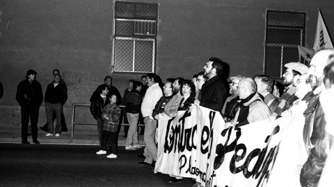 Manifestació contra la imposició de peatge en la prolongació de l'autovia entre Mataró i Palafolls i contra la conversió del projecte d'autovia en autopista decidida per l'Estat. Mataró. Desembre de 1990