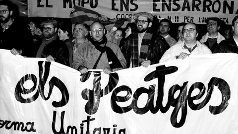 Manifestació contra la imposició de peatge en la prolongació de l'autovia entre Mataró i Palafolls i contra la conversió del projecte d'autovia en autopista decidida per l'Estat. Toni Delgado, Pep Manté, Pep Riera, Agàpit Borràs i Salvador Milà, a primera línia de pancarta. Mataró. Desembre de 1990