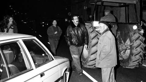 Manifestació contra la imposició de peatge en la prolongació de l'autovia entre Mataró i Palafolls i contra la conversió del projecte d'autovia en autopista decidida per l'Estat. Mataró. Desembre de 1990