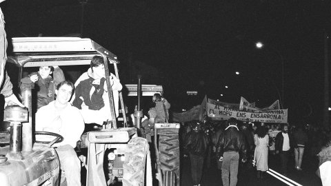 Manifestació contra la imposició de peatge en la prolongació de l'autovia entre Mataró i Palafolls i contra la conversió del projecte d'autovia en autopista decidida per l'Estat. Mataró. Desembre de 1990