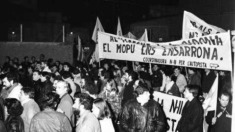 Manifestació contra la imposició de peatge en la prolongació de l'autovia entre Mataró i Palafolls i contra la conversió del projecte d'autovia en autopista decidida per l'Estat. Mataró. Desembre de 1990