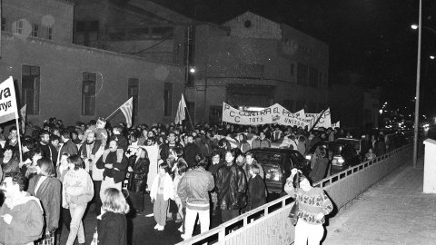 Manifestació contra la imposició de peatge en la prolongació de l'autovia entre Mataró i Palafolls i contra la conversió del projecte d'autovia en autopista decidida per l'Estat. Mataró. Desembre de 1990