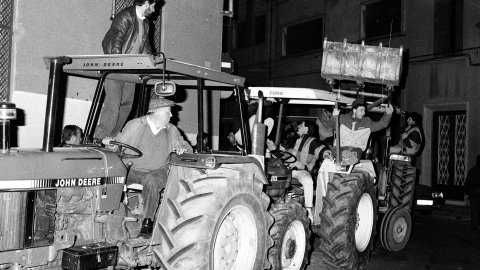 Manifestació contra la imposició de peatge en la prolongació de l'autovia entre Mataró i Palafolls i contra la conversió del projecte d'autovia en autopista decidida per l'Estat. Mataró. Desembre de 1990