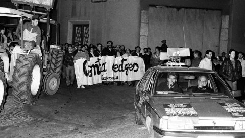 Manifestació contra la imposició de peatge en la prolongació de l'autovia entre Mataró i Palafolls i contra la conversió del projecte d'autovia en autopista decidida per l'Estat. El dirigent veïnal Pep Sivilla, a dins del vehicle amb la megafonia. Mataró. Desembre de 1990