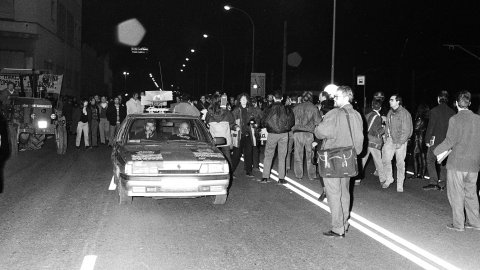 Manifestació contra la imposició de peatge en la prolongació de l'autovia entre Mataró i Palafolls i contra la conversió del projecte d'autovia en autopista decidida per l'Estat. El dirigent veïnal Pep Sivilla, a dins del vehicle amb la megafonia. Entre els fotògrafs, Toni Canal. Mataró. Desembre de 1990