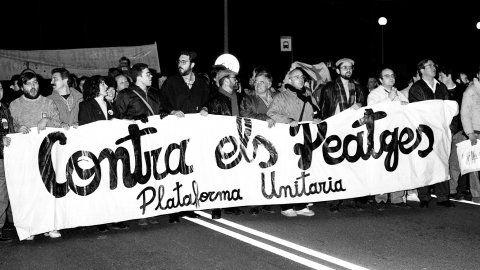 Manifestació contra la imposició de peatge en la prolongació de l'autovia entre Mataró i Palafolls i contra la conversió del projecte d'autovia en autopista decidida per l'Estat. A primera línia, Toni Delgado, Pep Manté, Pep Riera, Agàpit Borràs, Salvador Milà i Pep Canal. Mataró. Desembre de 1990