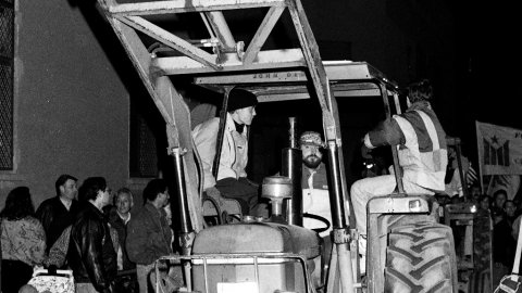 Manifestació contra la imposició de peatge en la prolongació de l'autovia entre Mataró i Palafolls i contra la conversió del projecte d'autovia en autopista decidida per l'Estat. Mataró. Desembre de 1990