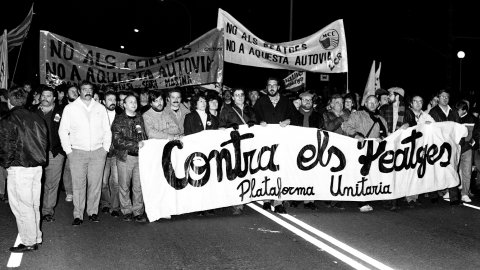 Manifestació contra la imposició de peatge en la prolongació de l'autovia entre Mataró i Palafolls i contra la conversió del projecte d'autovia en autopista decidida per l'Estat. A primera línia, Toni Delgado, Pep Manté, Pep Riera, Agàpit Borràs, Salvador Milà i Pep Canal. Mataró. Desembre de 1990