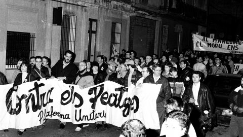 Manifestació contra la imposició de peatge en la prolongació de l'autovia entre Mataró i Palafolls i contra la conversió del projecte d'autovia en autopista decidida per l'Estat. A primera línia, Toni Delgado, Pep Manté, Pep Riera, Agàpit Borràs, Salvador Milà i Pep Canal. Mataró. Desembre de 1990 