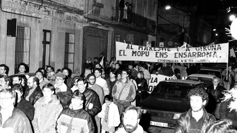 Manifestació contra la imposició de peatge en la prolongació de l'autovia entre Mataró i Palafolls i contra la conversió del projecte d'autovia en autopista decidida per l'Estat. Mataró. Desembre de 1990 