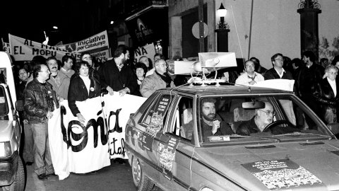 Manifestació contra la imposició de peatge en la prolongació de l'autovia entre Mataró i Palafolls i contra la conversió del projecte d'autovia en autopista decidida per l'Estat. A primera línia, Toni Delgado, Pep Manté, Pep Riera, Agàpit Borràs, Salvador Milà i Pep Canal. A dins del vehicle, Pep Sivilla. Mataró. Desembre de 1990 