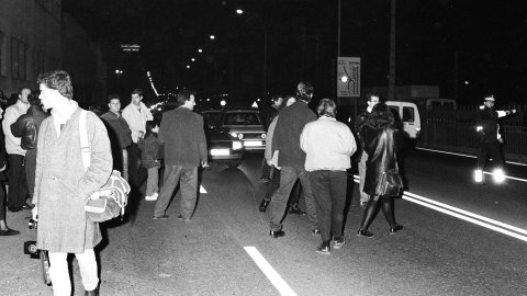Manifestació contra la imposició de peatge en la prolongació de l'autovia entre Mataró i Palafolls i contra la conversió del projecte d'autovia en autopista decidida per l'Estat. Entre els periodistes, Tomàs Casademunt i Josep Bernabéu, a la carretera N-II. Mataró. Desembre de 1990 