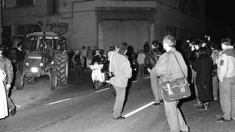 Manifestació contra la imposició de peatge en la prolongació de l'autovia entre Mataró i Palafolls i contra la conversió del projecte d'autovia en autopista decidida per l'Estat. Entre els fotògrafs, Toni Canal. Mataró. Desembre de 1990 