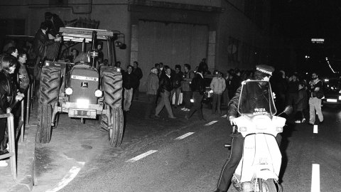 Manifestació contra la imposició de peatge en la prolongació de l'autovia entre Mataró i Palafolls i contra la conversió del projecte d'autovia en autopista decidida per l'Estat. Tallen la carretera N-II. Mataró. Desembre de 1990 