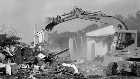 Enderrocament per part de la Delegació de Costes a Catalunya del càmping il·legal que ocupava la platja de Pineda de Mar i que va ser construït durant el franquisme. Pineda de Mar. 18 de març de 1992