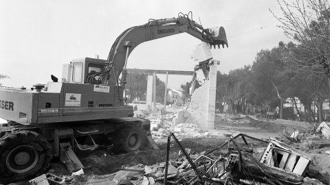 Enderrocament per part de la Delegació de Costes a Catalunya del càmping il·legal que ocupava la platja de Pineda de Mar i que va ser construït durant el franquisme. Pineda de Mar. 18 de març de 1992