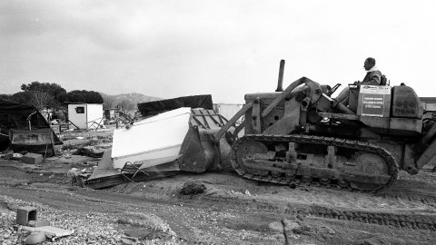 Enderrocament per part de la Delegació de Costes a Catalunya del càmping il·legal que ocupava la platja de Pineda de Mar i que va ser construït durant el franquisme. Pineda de Mar. 18 de març de 1992