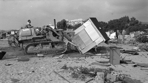 Enderrocament per part de la Delegació de Costes a Catalunya del càmping il·legal que ocupava la platja de Pineda de Mar i que va ser construït durant el franquisme. Pineda de Mar. 18 de març de 1992