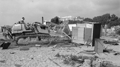 Enderrocament per part de la Delegació de Costes a Catalunya del càmping il·legal que ocupava la platja de Pineda de Mar i que va ser construït durant el franquisme. Pineda de Mar. 18 de març de 1992