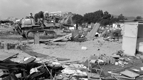 Enderrocament per part de la Delegació de Costes a Catalunya del càmping il·legal que ocupava la platja de Pineda de Mar i que va ser construït durant el franquisme. Pineda de Mar. 18 de març de 1992