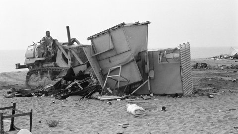 Enderrocament per part de la Delegació de Costes a Catalunya del càmping il·legal que ocupava la platja de Pineda de Mar i que va ser construït durant el franquisme. Pineda de Mar. 18 de març de 1992