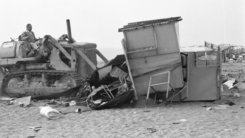 Enderrocament per part de la Delegació de Costes a Catalunya del càmping il·legal que ocupava la platja de Pineda de Mar i que va ser construït durant el franquisme. Pineda de Mar. 18 de març de 1992