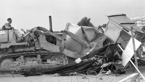 Enderrocament per part de la Delegació de Costes a Catalunya del càmping il·legal que ocupava la platja de Pineda de Mar i que va ser construït durant el franquisme. Pineda de Mar. 18 de març de 1992