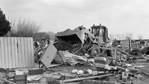 Enderrocament per part de la Delegació de Costes a Catalunya del càmping il·legal que ocupava la platja de Pineda de Mar i que va ser construït durant el franquisme. Pineda de Mar. 18 de març de 1992