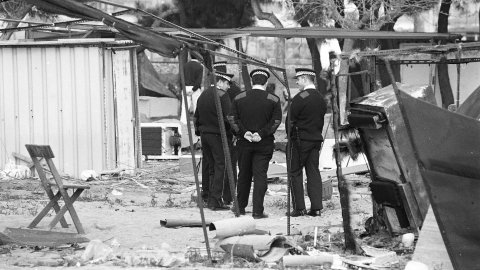 Enderrocament per part de la Delegació de Costes a Catalunya del càmping il·legal que ocupava la platja de Pineda de Mar i que va ser construït durant el franquisme. Agents de la Policia Local. Pineda de Mar. 18 de març de 1992