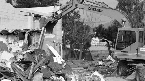 Enderrocament per part de la Delegació de Costes a Catalunya del càmping il·legal que ocupava la platja de Pineda de Mar i que va ser construït durant el franquisme. Pineda de Mar. 18 de març de 1992