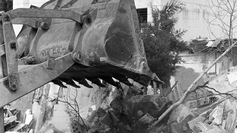 Enderrocament per part de la Delegació de Costes a Catalunya del càmping il·legal que ocupava la platja de Pineda de Mar i que va ser construït durant el franquisme. Pineda de Mar. 18 de març de 1992