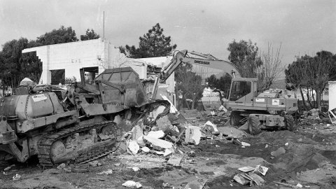 Enderrocament per part de la Delegació de Costes a Catalunya del càmping il·legal que ocupava la platja de Pineda de Mar i que va ser construït durant el franquisme. Pineda de Mar. 18 de març de 1992