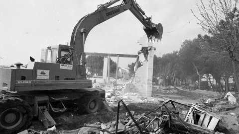 Enderrocament per part de la Delegació de Costes a Catalunya del càmping il·legal que ocupava la platja de Pineda de Mar i que va ser construït durant el franquisme. Pineda de Mar. 18 de març de 1992