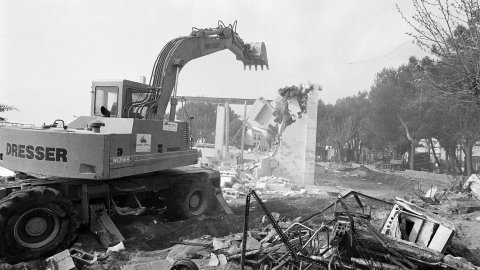 Enderrocament per part de la Delegació de Costes a Catalunya del càmping il·legal que ocupava la platja de Pineda de Mar i que va ser construït durant el franquisme. Pineda de Mar. 18 de març de 1992