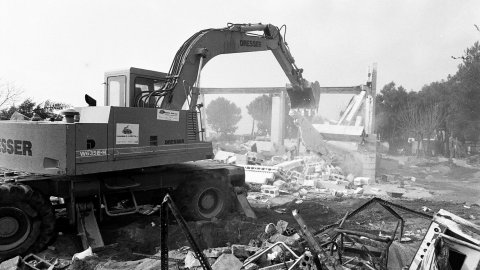 Enderrocament per part de la Delegació de Costes a Catalunya del càmping il·legal que ocupava la platja de Pineda de Mar i que va ser construït durant el franquisme. Pineda de Mar. 18 de març de 1992