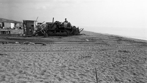 Enderrocament per part de la Delegació de Costes a Catalunya del càmping il·legal que ocupava la platja de Pineda de Mar i que va ser construït durant el franquisme. Pineda de Mar. 18 de març de 1992