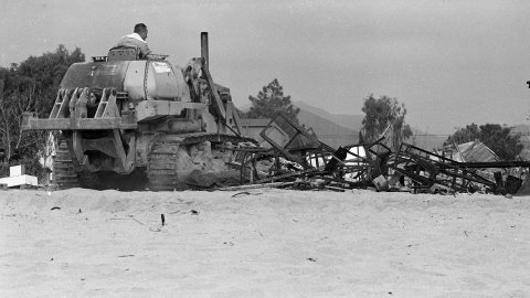 Enderrocament per part de la Delegació de Costes a Catalunya del càmping il·legal que ocupava la platja de Pineda de Mar i que va ser construït durant el franquisme. Pineda de Mar. 18 de març de 1992