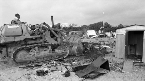 Enderrocament per part de la Delegació de Costes a Catalunya del càmping il·legal que ocupava la platja de Pineda de Mar i que va ser construït durant el franquisme. Pineda de Mar. 18 de març de 1992