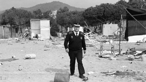 Enderrocament per part de la Delegació de Costes a Catalunya del càmping il·legal que ocupava la platja de Pineda de Mar i que va ser construït durant el franquisme. El cap de la Policia Local, Albert Garcia. Pineda de Mar. 18 de març de 1992