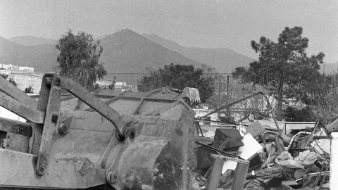 Enderrocament per part de la Delegació de Costes a Catalunya del càmping il·legal que ocupava la platja de Pineda de Mar i que va ser construït durant el franquisme. Pineda de Mar. 18 de març de 1992