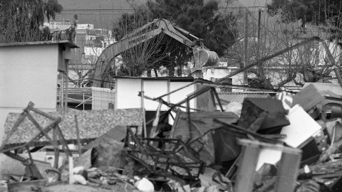 Enderrocament per part de la Delegació de Costes a Catalunya del càmping il·legal que ocupava la platja de Pineda de Mar i que va ser construït durant el franquisme. Pineda de Mar. 18 de març de 1992