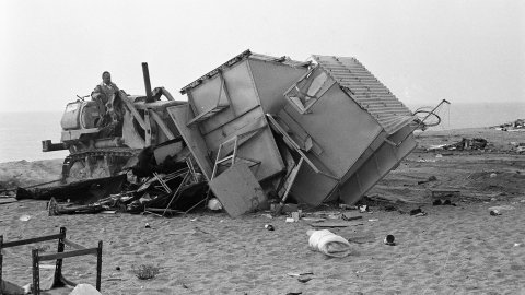 Enderrocament per part de la Delegació de Costes a Catalunya del càmping il·legal que ocupava la platja de Pineda de Mar i que va ser construït durant el franquisme. Pineda de Mar. 18 de març de 1992