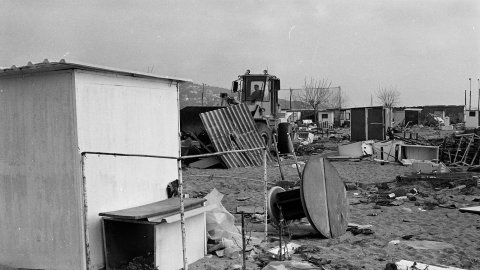 Enderrocament per part de la Delegació de Costes a Catalunya del càmping il·legal que ocupava la platja de Pineda de Mar i que va ser construït durant el franquisme. Pineda de Mar. 18 de març de 1992
