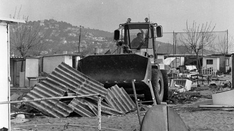 Enderrocament per part de la Delegació de Costes a Catalunya del càmping il·legal que ocupava la platja de Pineda de Mar i que va ser construït durant el franquisme. Pineda de Mar. 18 de març de 1992
